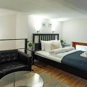 Cosy Corner - Entire Near Oktogon Apartment